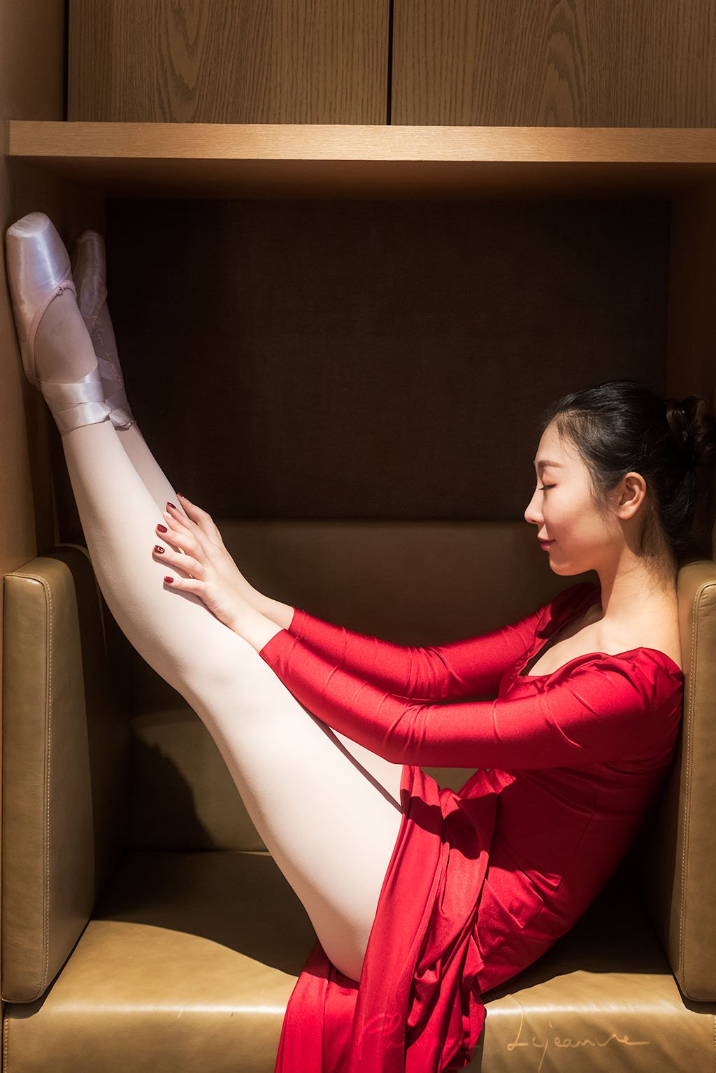 Ballerina streching on a armchair - Photo session organized by @oyuxi for the @instachengdu instagram meetup at Grand Hyatt hotel, Chengdu, Sichuan province, China