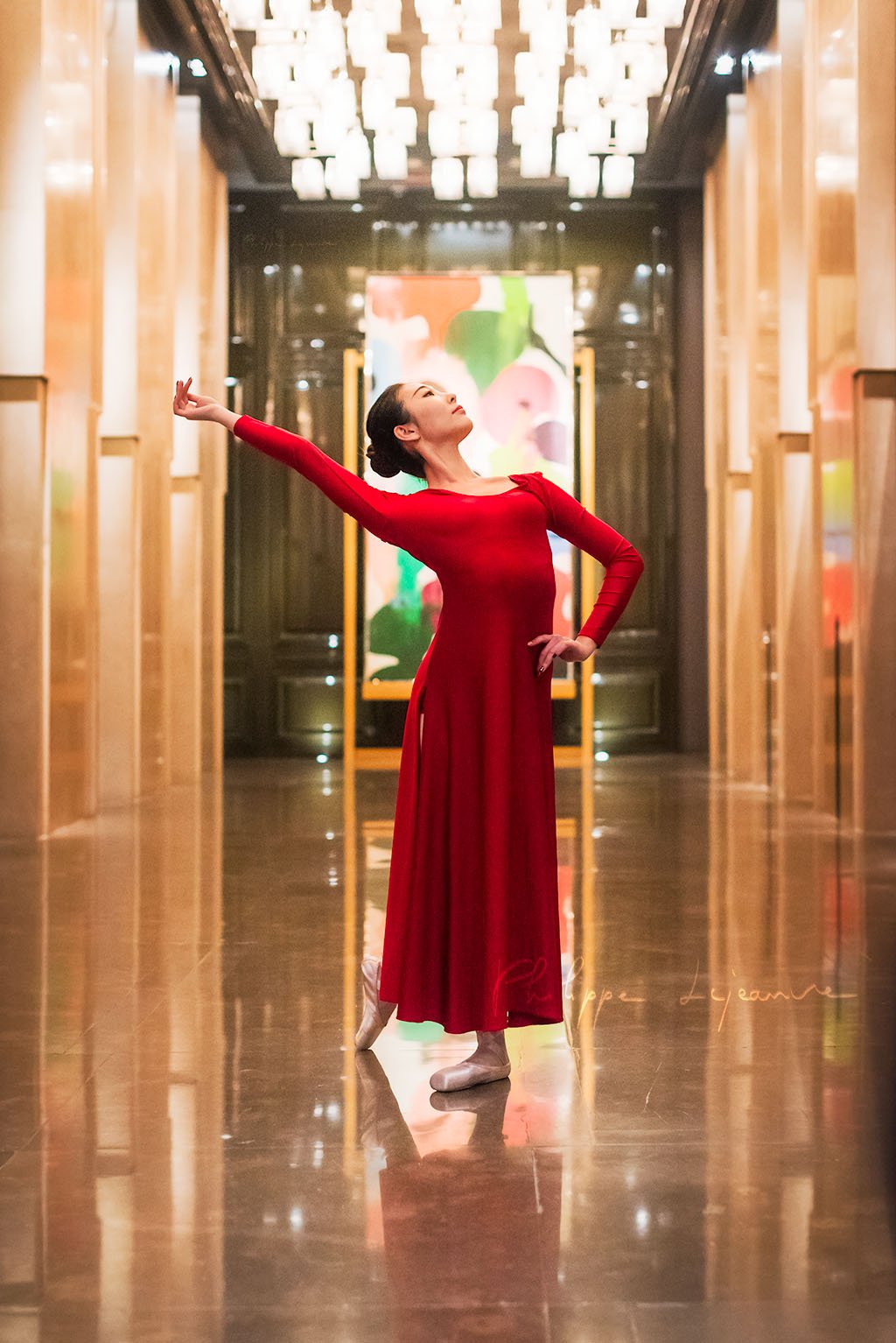 Ballerina dancing in an hotel hall - Photo session organized by @oyuxi for the @instachengdu instagram meetup at Grand Hyatt hotel, Chengdu, Sichuan province, China