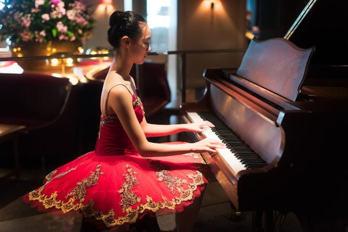 Ballerina playing piano - Photo session organized by @oyuxi for the @instachengdu instagram meetup at Grand Hyatt hotel, Chengdu, Sichuan province, China