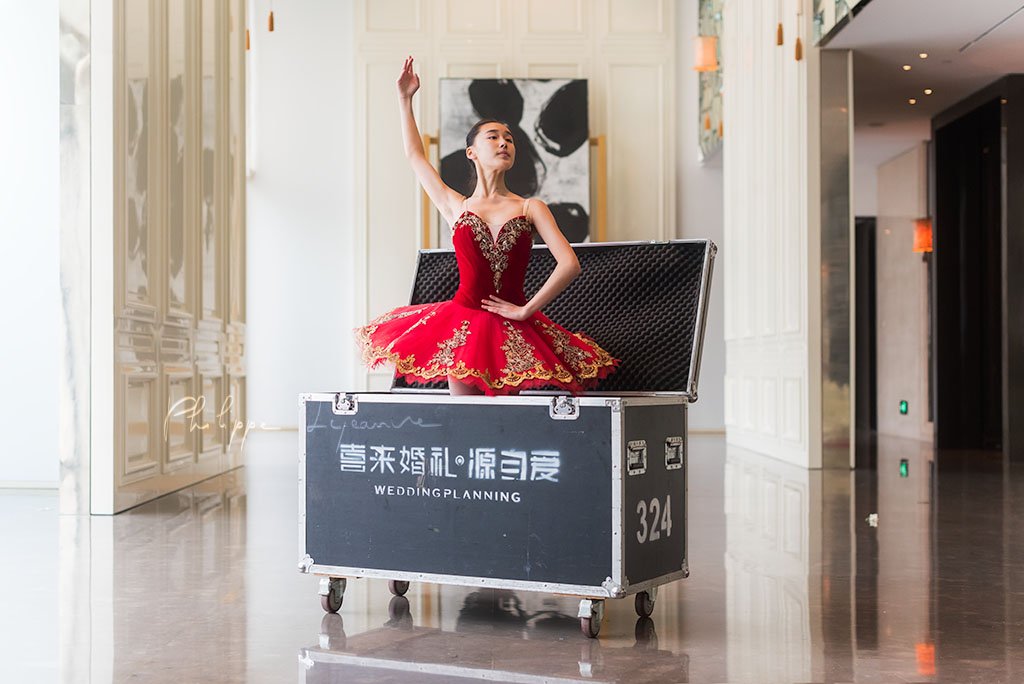 Ballerina in a wedding planning box - Photo session organized by @oyuxi for the @instachengdu instagram meetup at Grand Hyatt hotel, Chengdu, Sichuan province, China