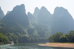 Li River cruise between Guilin and Yangshuo with limestone karst hills ...