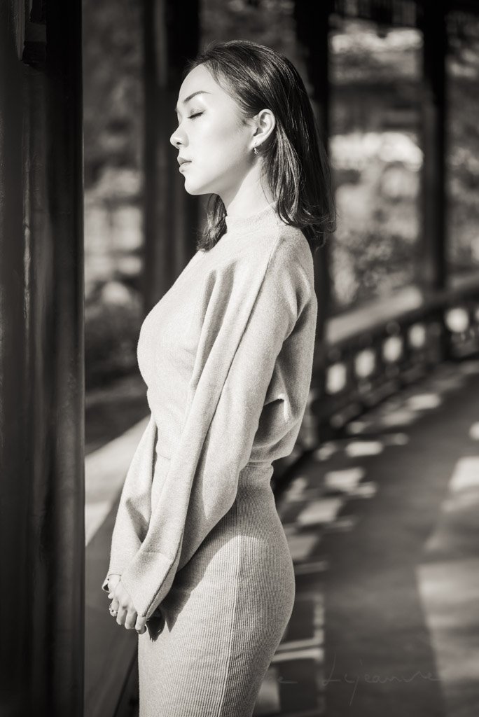 Black and white portrait of a young chinese woman in Chengdu, Sichuan province, China - Model : Fanny
